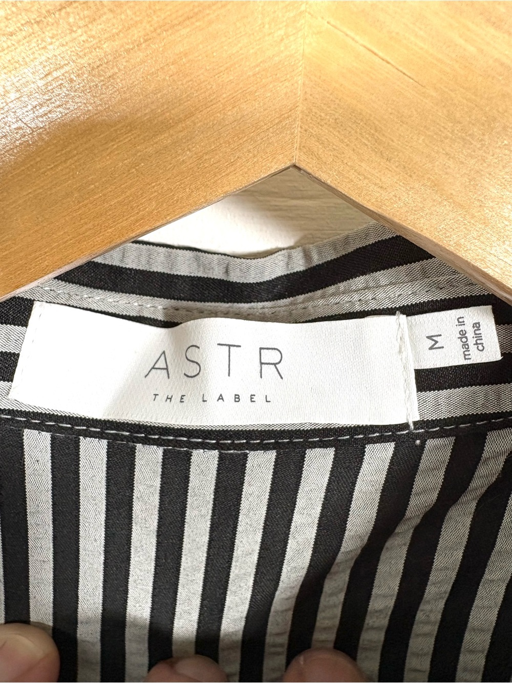ASTR The Label Striped Sleeveless Shoulder Pad Blouse Black White Medium - Picture 2 of 8
